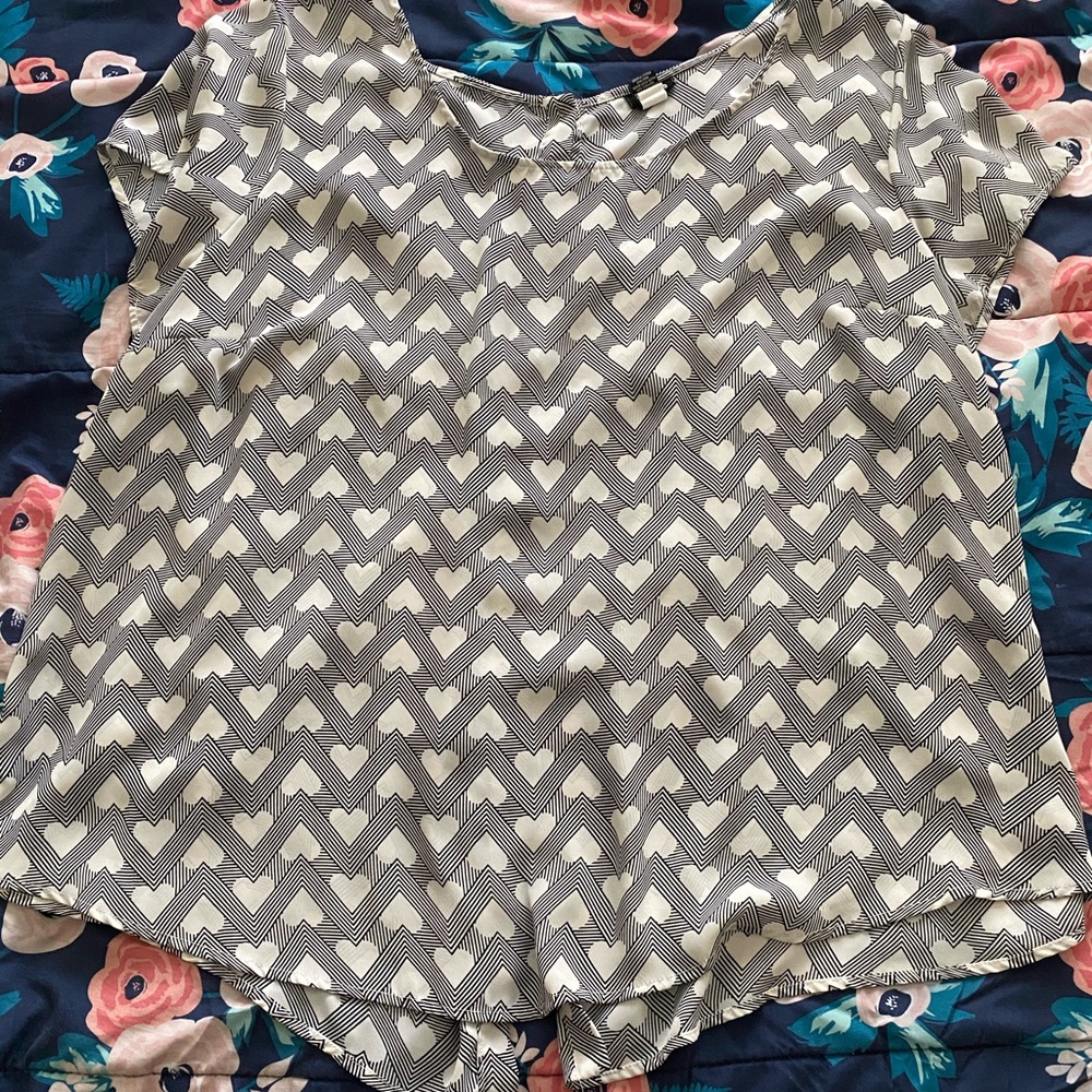 TORRID - SIZE 4 - SPLIT BACK BLOUSE